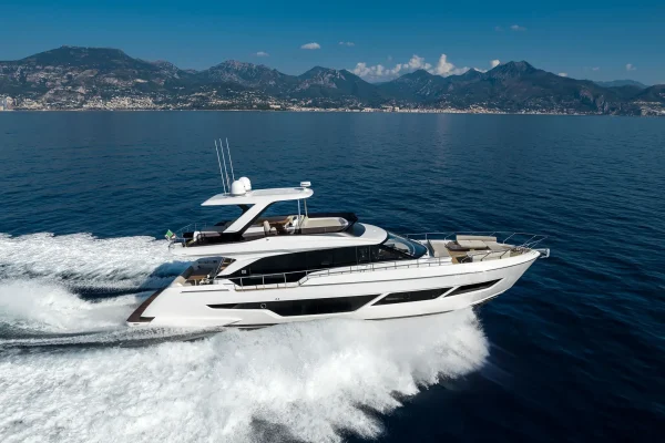 Ferretti Yachts 670