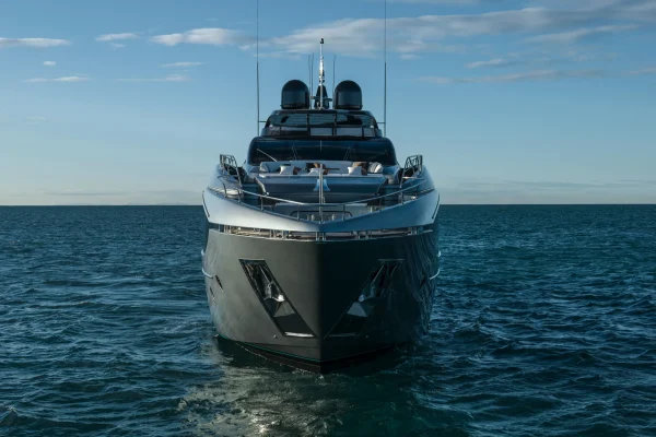 Riva 112’ Dolcevita Super New Front View